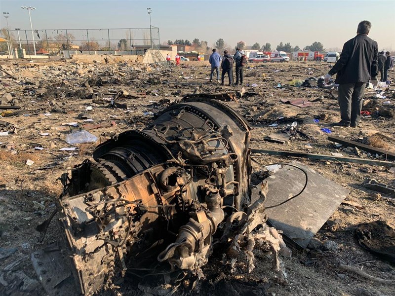克蘭國際航空表示,公司旗下一架客機8日在伊朗首都德黑蘭郊外墜毀,客機機型是2016年生產的波音737,且飛機在失事前兩天才做過檢查。(伊朗紅新月會/安納杜魯新聞社提供)