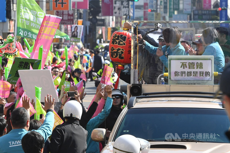 總統蔡英文8日陪同民進黨立委候選人黃秀芳在彰化市區車隊掃街拜票,支持者特別送上「總統」字樣的傳統燈籠。中央社記者林俊耀攝 109年1月8日