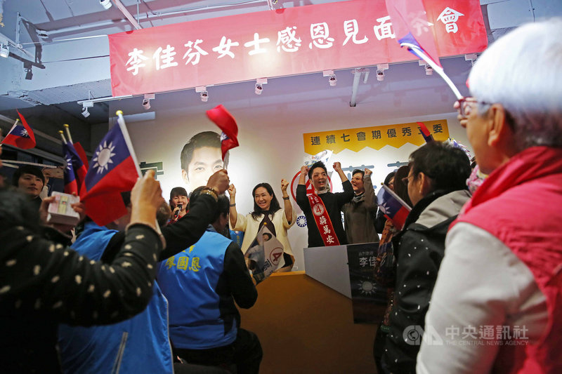 國民黨總統候選人韓國瑜妻子李佳芬(左)8日在台北市民生社區舉辦感恩茶會,並替國民黨立委候選人蔣萬安(右)站台。中央社記者游凱翔攝 109年1月8日