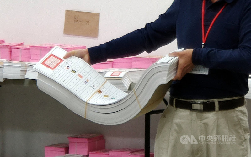 第15任總統副總統及第10屆立法委員選舉將在11日舉行,選票7日晚上運抵台東縣政府,8日上午再隨同客機空運到蘭嶼、綠島。中央社記者盧太城台東攝 109年1月8日