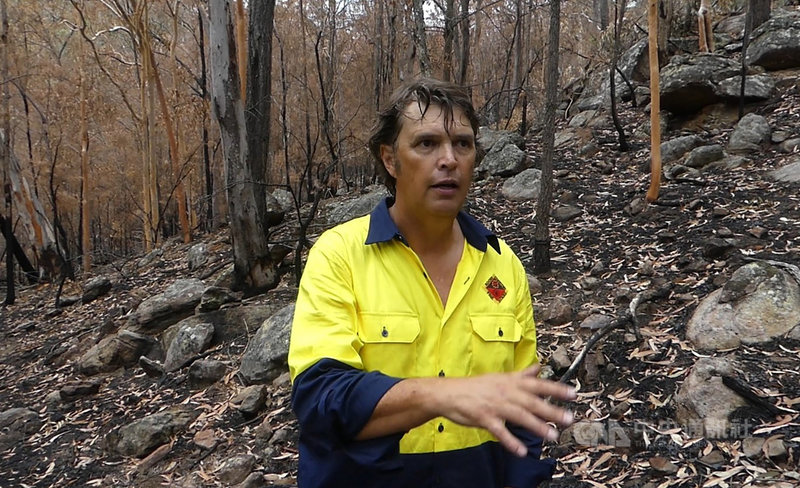 委拉祖利族(Wiradjuri)原住民芭柏(Dennis Barber)解釋,按照澳洲原住民族的古老知識,世上萬物和火焰之間,兩者是一種共生的關係。中央社記者丘德真新南威爾斯州攝 109年1月8日