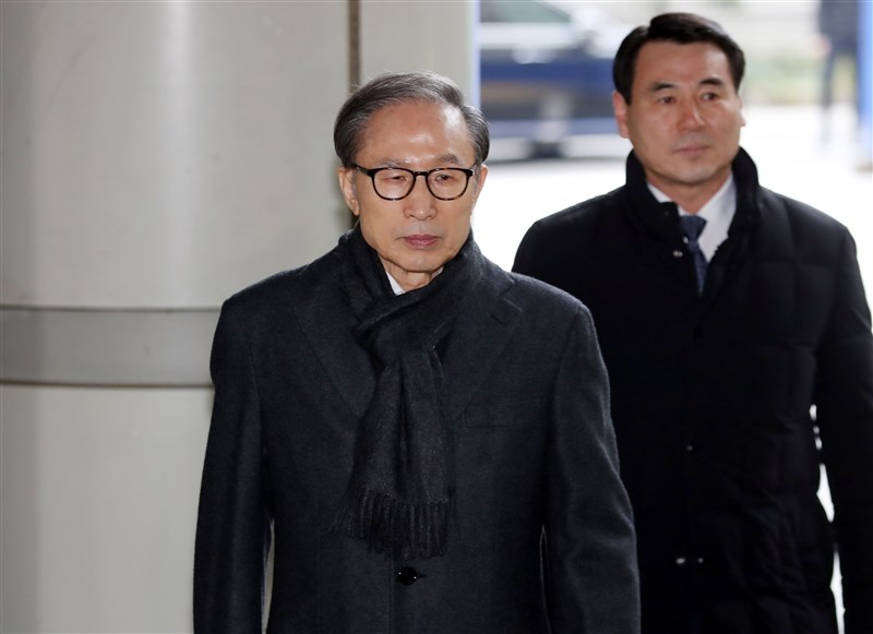 南韓前總統李明博(前)涉嫌貪污受賄案,首爾高等法院19日二審判處他有期徒刑17年,李明博的律師團在表示將上訴到最高法院。(韓聯社提供)