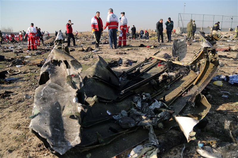 烏克蘭國際航空一架班機8日從德黑蘭起飛後不久墜機,烏克蘭駐伊朗大使館引述初步情報說,失事原因是發動機故障。(伊朗紅新月會/安納杜魯新聞社提供)
