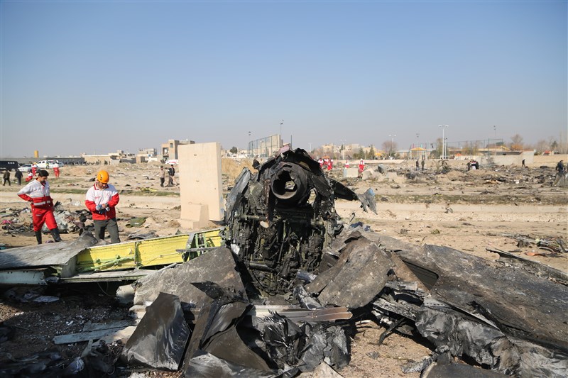 烏克蘭國際航空編號PS-752班機2020年1月8日遭飛彈擊落，墜毀在伊朗首都德黑蘭近郊。（伊朗紅新月會／安納杜魯新聞社）