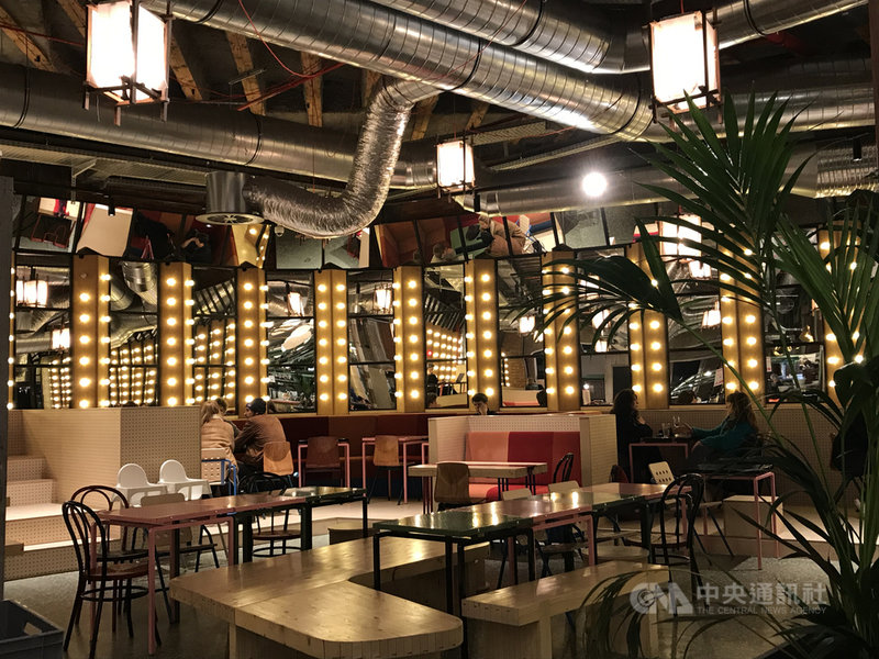布魯塞爾最近出現首家時尚食堂,店內設計融合工業及好萊塢風,屋頂又有燈籠,設計感十足。中央社記者唐佩君布魯塞爾攝 109年1月9日