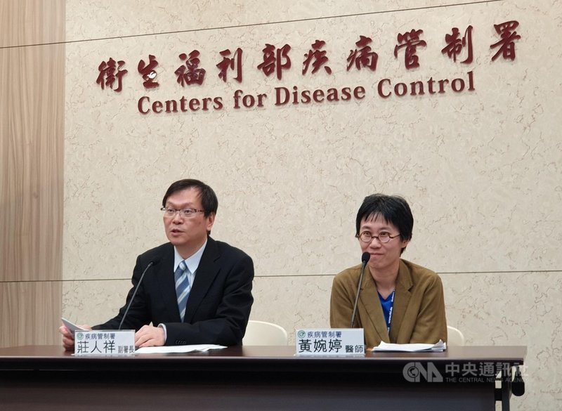衛生福利部疾病管制署副署長莊人祥(左)9日在記者會表示,武漢不明原因肺炎,中國初步判定為新型冠狀病毒。防疫醫師黃婉婷(右)說,就已知訊息推斷,此波疫情可能是動物傳人,通常此類病毒人傳人能力較弱。中央社記者陳偉婷攝 109年1月9日