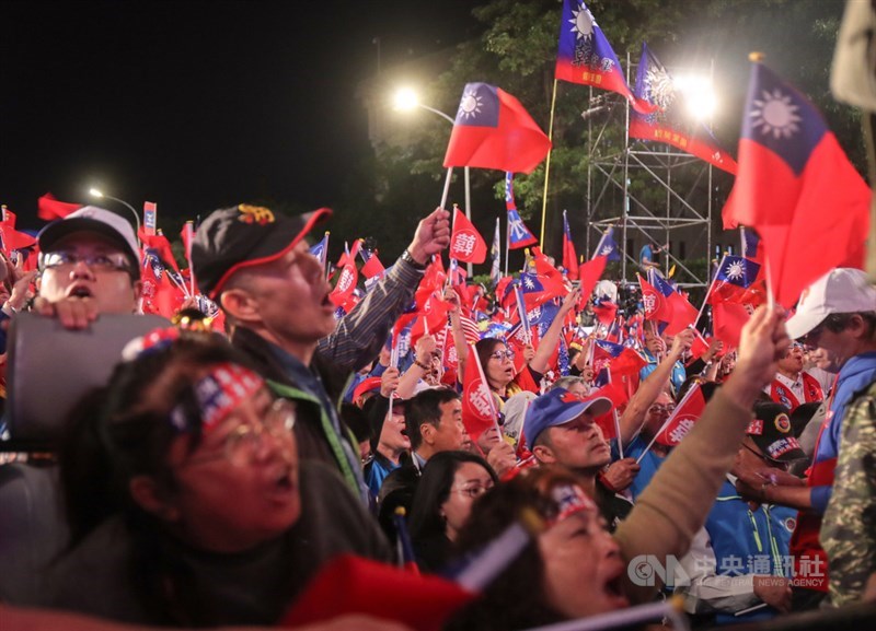 國民黨總統候選人韓國瑜陣營9日晚間在總統府前凱道舉行「台灣安全 人民有錢–凱道勝利晚會」,現場熱情支持者齊聚,激動高喊「凍蒜」等口號。中央社記者裴禛攝 109年1月9日