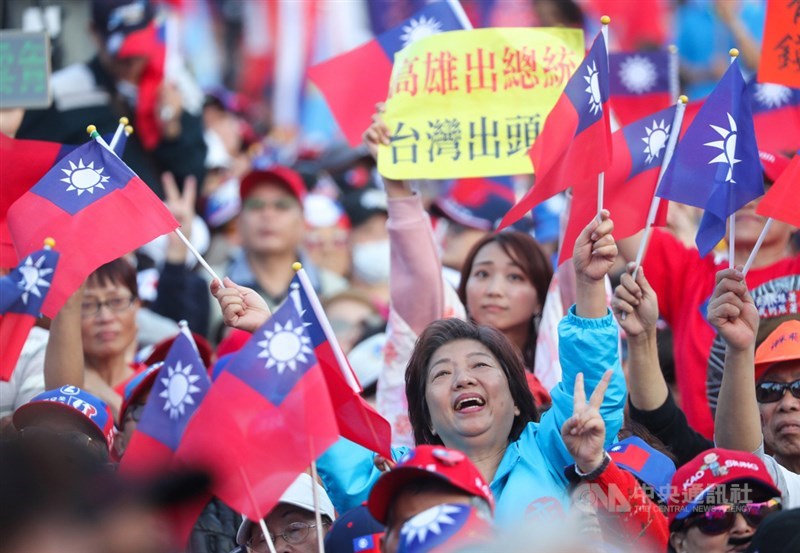 「台灣安全 人民有錢–凱道勝利晚會」9日傍晚5時起在總統府前凱達格蘭大道登場,現場下午就聚集大批熱情支持者,期待晚間國民黨總統候選人韓國瑜現身。中央社記者裴禛攝 109年1月9日