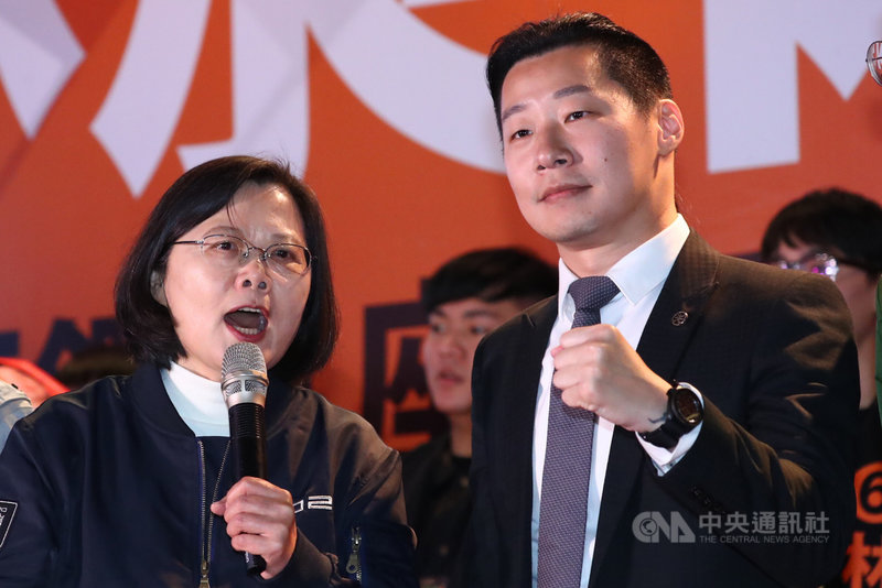 總統蔡英文(左)9日晚間現身無黨籍台北市立委候選人林昶佐(右)的造勢晚會,蔡總統說,今天行程確定很趕,她還在全台大車掃,但為了讓和她理念相同的林昶佐能進入立法院,她一定要來。中央社記者王騰毅攝 109年1月9日