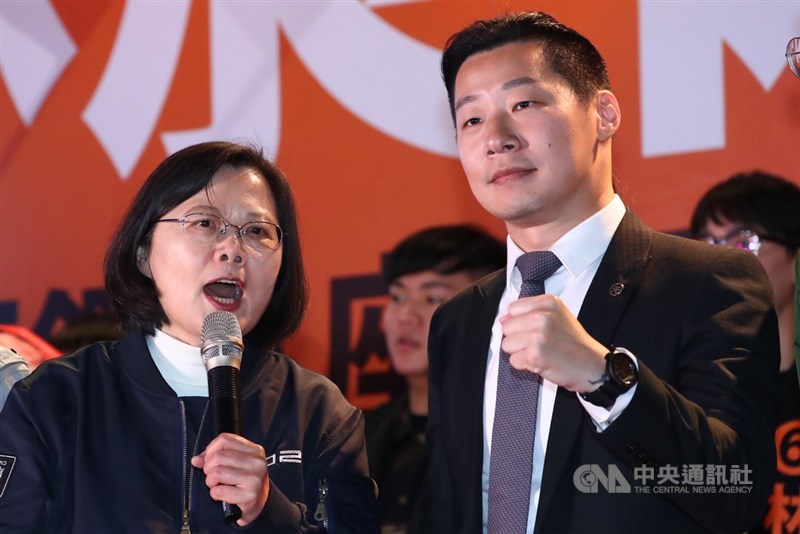 總統蔡英文(左)9日晚間現身無黨籍台北市立委候選人林昶佐(右)的造勢晚會,蔡總統說,今天行程確定很趕,她還在全台大車掃,但為了讓和她理念相同的林昶佐能進入立法院,她一定要來。中央社記者王騰毅攝 109年1月9日