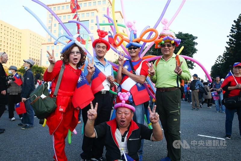 國民黨總統候選人韓國瑜選前關鍵時刻舉辦「台灣安全人民有錢–凱道勝利晚會」,9日在台北市凱達格蘭大道登場,民眾以彩色氣球裝扮高喊凍蒜,力挺韓國瑜。中央社記者謝佳璋攝 109年1月9日