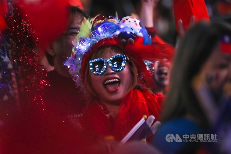 國民黨陣營選前倒數黃金時刻舉辦大型造勢活動,9日在總統府前凱達格蘭大道舉行「台灣安全 人民有錢–凱道勝利晚會」,一名支持者戴上LED頭飾,高喊口號為國民黨總統候選人韓國瑜加油,中央社記者裴禛攝 109年1月9日
