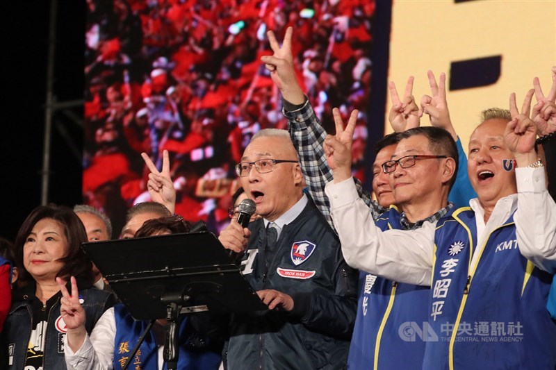 選舉倒數不到2天,國民黨總統候選人韓國瑜陣營9日晚間在凱道舉辦「勝利晚會」,黨主席吳敦義(前右3)到場力挺,呼籲總統票投韓國瑜、政黨票投國民黨。中央社記者裴禛攝 109年1月9日