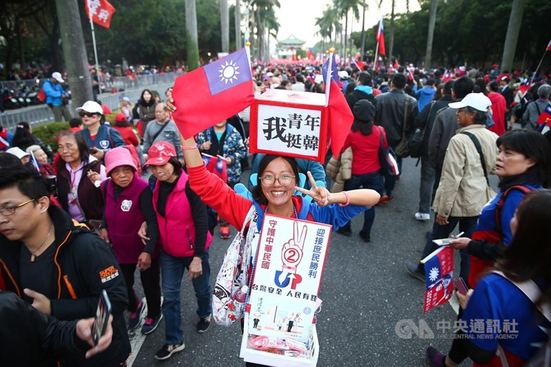 「台灣安全 人民有錢–凱道勝利晚會」9日在台北凱達格蘭大道舉行,有年輕世代自製看板到場響應,表達支持國民黨總統候選人韓國瑜。中央社記者謝佳璋攝 109年1月9日