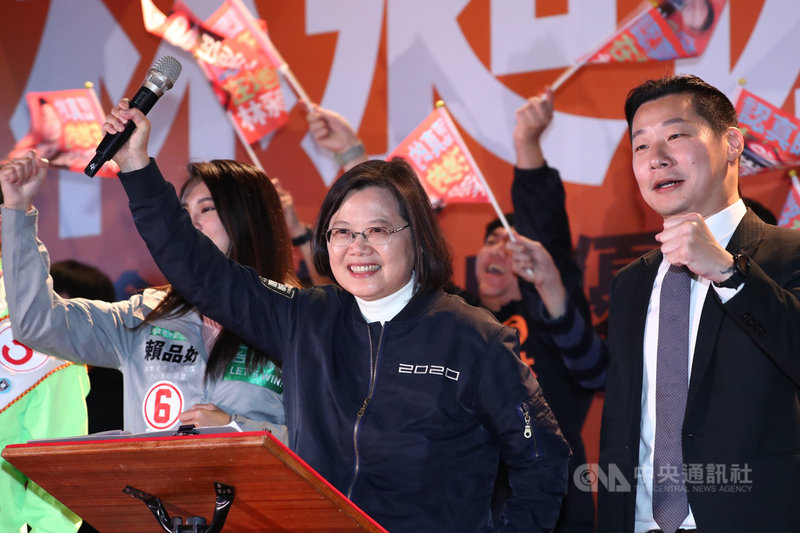 2020選戰最後關鍵時刻,民進黨支持的無黨籍台北市立委候選人林昶佐(右)9日晚間在龍山寺前舉行造勢大會,總統蔡英文(右2)壓軸登場助選,現場「凍蒜」聲不絕於耳。中央社記者王騰毅攝 109年1月9日