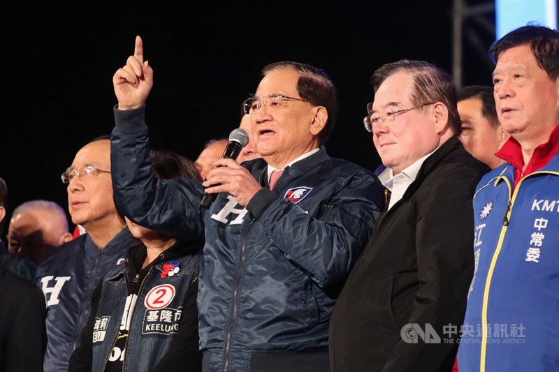國民黨總統候選人韓國瑜陣營9日晚間在府前凱道舉辦大型造勢晚會,前國民黨主席連戰(右3)、吳伯雄(左)到場力挺。中央社記者裴禛攝 109年1月9日
