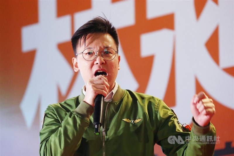 民進黨副秘書長林飛帆(圖)9日晚間到龍山寺前廣場,出席無黨籍台北市立委候選人林昶佐主辦的造勢活動,呼籲支持者不能夠大意,一定要去投票,務求票票入匭。中央社記者王騰毅攝 109年1月9日