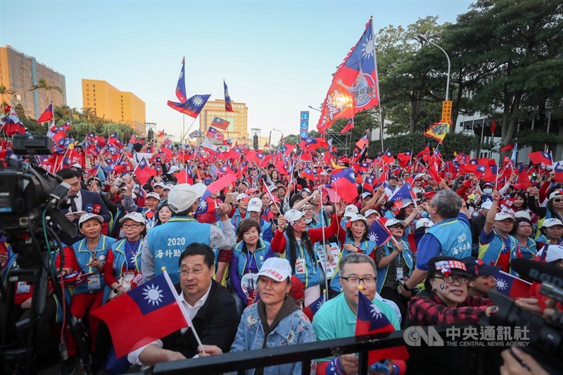「韓國瑜競選總統全國後援總會」9日在總統府前凱達格蘭大道舉行「台灣安全 人民有錢–凱道勝利晚會」,國民黨總統候選人韓國瑜晚間將出席,大批支持者下午就到場等待。中央社記者裴禛攝 109年1月9日