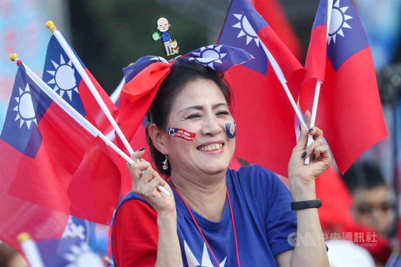 國民黨總統候選人韓國瑜9日晚間將現身參與在凱達格蘭大道舉行的「台灣安全 人民有錢–凱道勝利晚會」,許多民眾下午就到場等候,現場一名支持者戴上韓國瑜Q版頭飾熱情聲援。中央社記者裴禛攝 109年1月9日