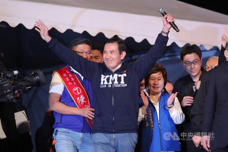 選戰倒數關鍵時刻,國民黨總統候選人韓國瑜陣營9日在凱道舉辦大型造勢晚會,前總統馬英九(前中)到場助講,籲請選民全力支持。中央社記者裴禛攝 109年1月9日