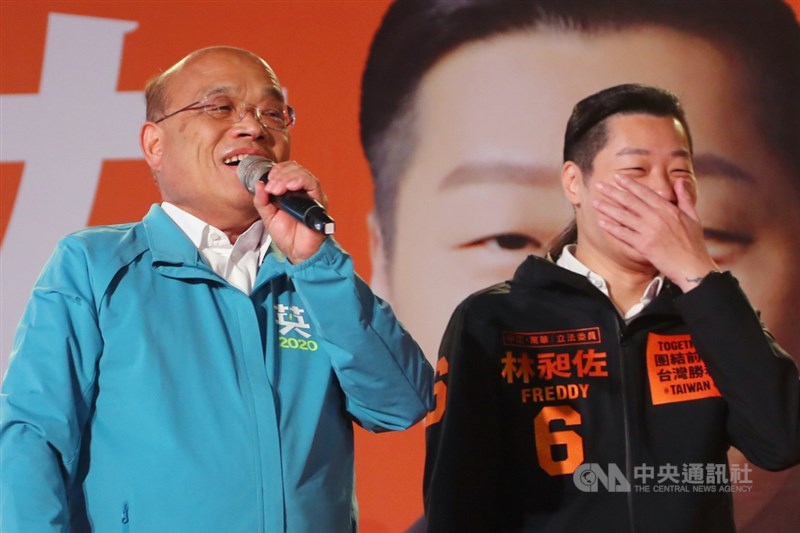 行政院長蘇貞昌(左)9日晚間出席無黨籍台北市立委候選人林昶佐(右)舉辦的「中正萬華團結之夜」造勢大會,蘇貞昌逗趣發言讓現場眾人忍不住笑出來。中央社記者王騰毅攝 109年1月9日