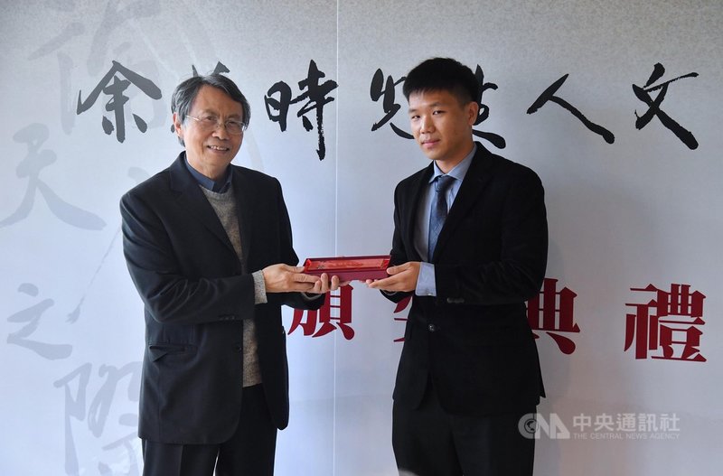 2019余英時先生人文研究獎9日頒獎,美國哥倫比亞大學東亞系暨歷史系博士候選人孔令偉(右)研究探討中國與內陸亞洲間的情蒐、國際關係等,獲得博士論文寫作獎。圖左為中研院歷史語言研究所長王明珂。中央社記者王飛華攝 109年1月9日