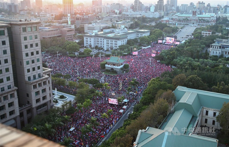 國民黨在選戰倒數時刻舉辦「台灣安全 人民有錢–凱道勝利晚會」,9日在台北市凱達格蘭大道登場,吸引許多民眾參與,以行動力挺國民黨總統候選人韓國瑜。中央社記者謝佳璋攝 109年1月9日