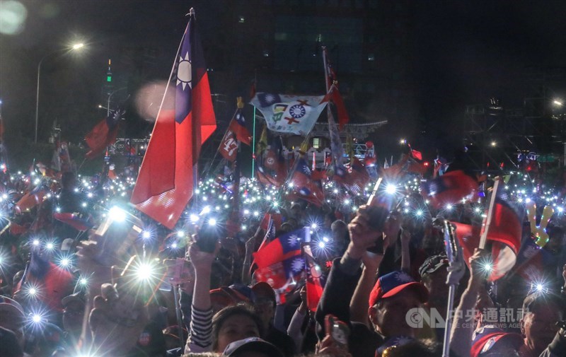 國民黨總統候選人韓國瑜陣營9日在台北凱達格蘭大道舉行「台灣安全 人民有錢–凱道勝利晚會」,主辦單位約在晚間6時半宣布,現場人數已超過50萬人。中央社記者裴禛攝 109年1月9日