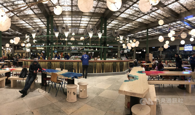 歐洲不少城市近年把舊建築變成打卡景點,推出時尚文化食堂,布魯塞爾也加入這股新潮流,圖為攝於1月7日的WOLF食堂。中央社記者唐佩君布魯塞爾攝 109年1月9日
