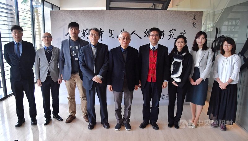 2019年「余英時先生人文研究獎」9日在中央研究院舉行頒獎典禮,中研院副院長黃進興(中)、唐獎執行長陳振川(右4)、中研院歷史語言研究所長王明珂(左4)與得獎人劉欣寧(右2)、劉瓊云(右3)、孔令偉(左)、石昇烜(左3)、童永昌(左2)及得獎人黃宣穎的代領人黃惠群(右)在頒獎典禮後合影。中央社記者王飛華攝 109年1月9日