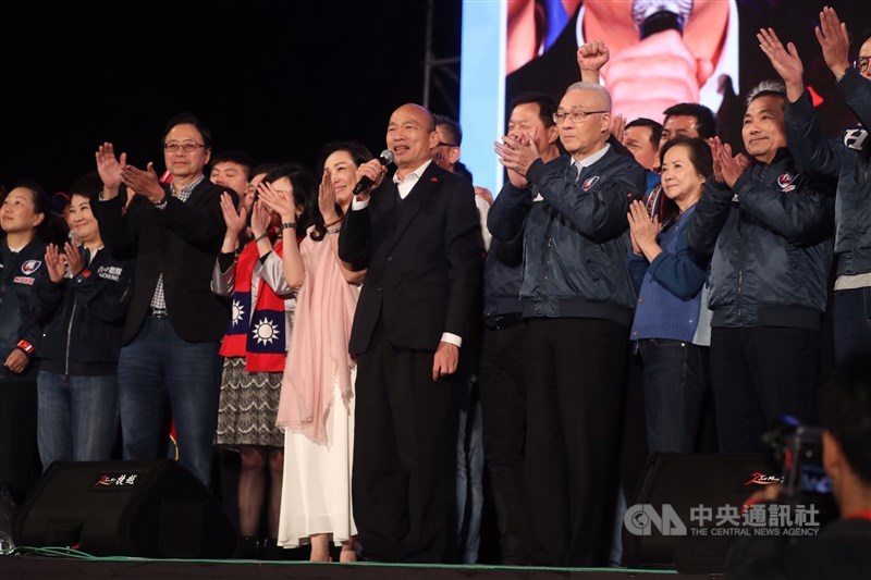 國民黨陣營9日在台北凱道舉行「台灣安全、人民有錢凱道勝利晚會」,黨籍總統候選人韓國瑜(前右4)晚間近9時與妻子李佳芬(前右5)合體現身,引起現場群眾熱情歡呼,副總統候選人張善政(前左3)、黨主席吳敦義(前右3)、新北市長侯友宜(前右)、台中市長盧秀燕(前左2)等皆出席助選。中央社記者裴禛攝 109年1月9日