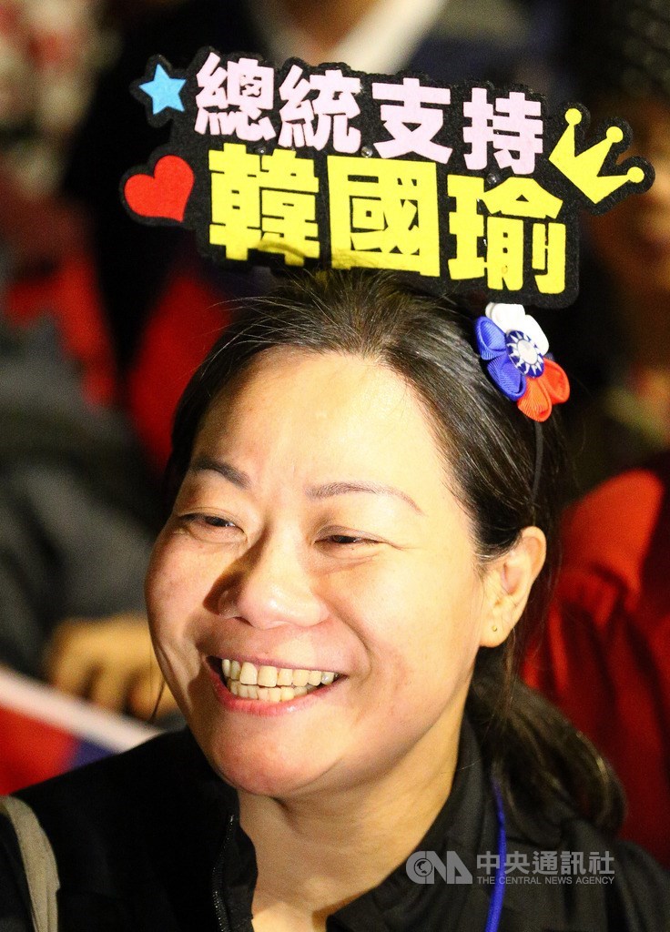 「台灣安全 人民有錢–凱道勝利晚會」9日在台北市凱達格蘭大道舉行,大批熱情支持群眾擠滿現場,有民眾頭戴「總統支持韓國瑜」的牌子參加,全場一同營造勝選氣勢。中央社記者謝佳璋攝 109年1月9日