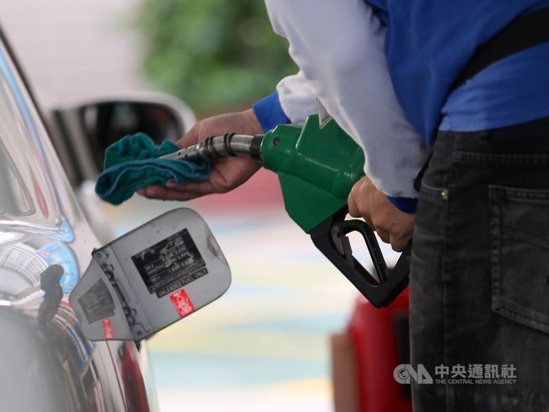 依照中油油價公式,估汽、柴油13日起每公升將分別調漲新台幣0.3元及0.4元,95無鉛汽油每公升29.5元。(中央社檔案照片)