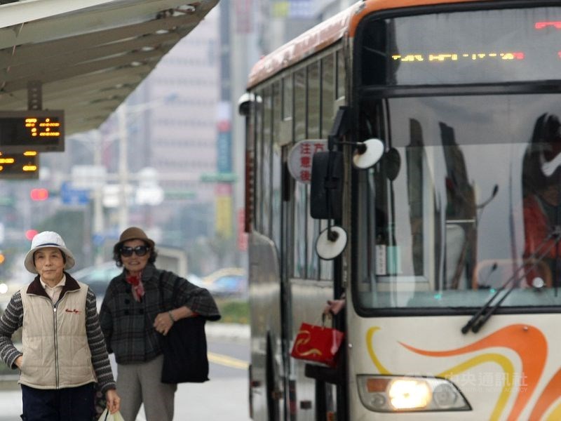 北市公運處表示,2月1日起搭雙北公車如果上下車少刷卡,無法享有後續轉乘優惠。(中央社檔案照片)