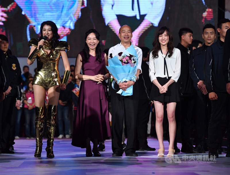 2020大選在即，國民黨總統候選人韓國瑜（前左3）10日選前之夜回防高雄，與妻子李佳芬（前左2）、女兒韓冰（前左4）全家福同台，籲請選民支持。中央社記者王飛華攝　109年1月10日