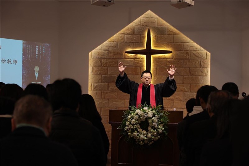 中國家庭教會牧師王怡(中)2019年底被以煽動顛覆國家政權罪、非法經營罪判處有期徒刑9年。(圖取自facebook.com/earlyraincovenantchurch)