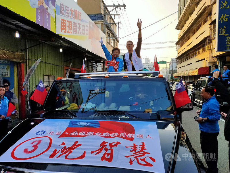 選前最後一天,國民黨台中市第5選區立委候選人沈智慧(車上左)10日由國民黨中央委員連勝文(車上右)陪同掃街,在最後時刻力拚支持。中央社記者郝雪卿攝 109年1月10日