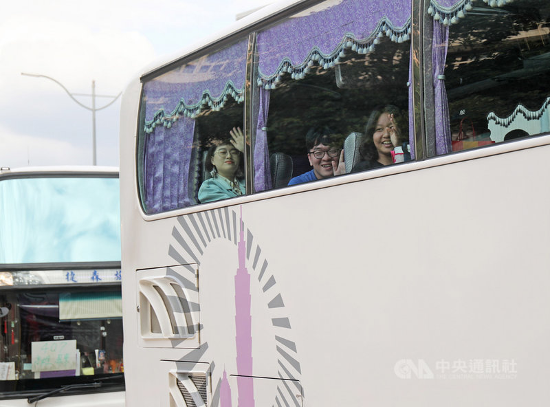 2020總統大選投票在即,「回家以後-2020青年民主返鄉列車」募資計畫成功,10日下午在台北車站的集合點有許多受惠青年學生開心搭上車準備回家投票,在車內揮手道別。中央社記者裴禛攝 109年1月10日