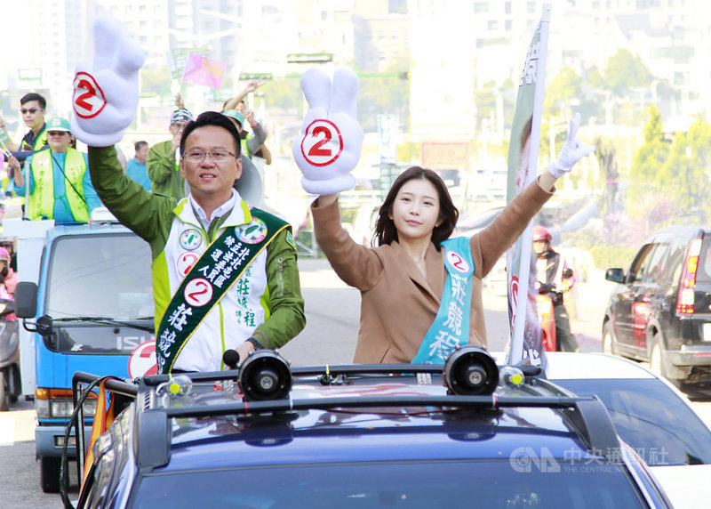 選前最後一天,民進黨台中市第5選區立委候選人莊競程(前左)10日與藝人「雞排妹」鄭家純(前右)一起展開車隊掃街,沿途受到民眾關注。中央社記者郝雪卿攝 109年1月10日