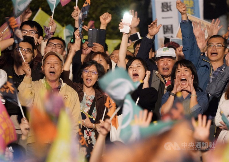 總統府前凱達格蘭大道10日選前之夜同樣熱鬧萬分,大量民進黨支持者湧入現場表達力挺,隨著台上主持人帶動奮力吶喊。中央社記者徐肇昌攝 109年1月10日
