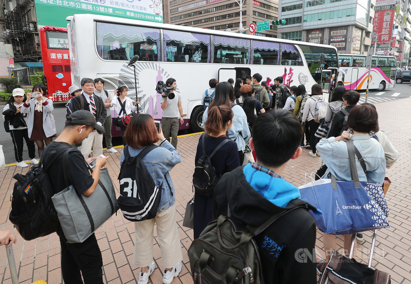大批青年學子因「回家以後-2020青年民主返鄉列車」募資計畫受惠,得以用較為便宜的票價乘車返家投票,遊覽車10日下午陸續發車,台北車站外的集合點也湧現不少乘車人潮。中央社記者裴禛攝 109年1月10日
