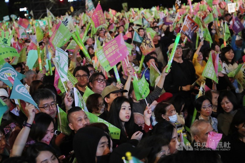2020總統及立委選舉11日就要投票,各政黨選前之夜全力催票,民進黨10日晚間在台北凱道舉辦大型造勢,吸引民眾湧入參與,揮舞旗幟表達支持。中央社記者吳家昇攝 109年1月10日
