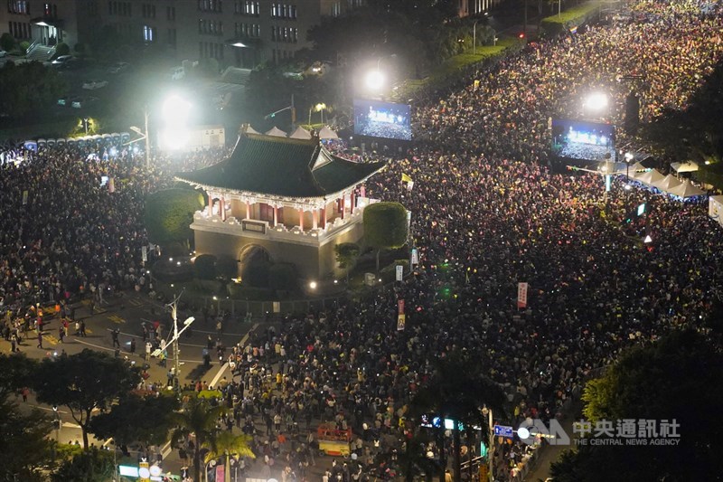 民進黨10日在台北市凱達格蘭大道舉辦「團結台灣民主勝利之夜」造勢晚會,大批民眾響應參與,人潮滿到景福門。中央社記者徐肇昌攝 109年1月10日