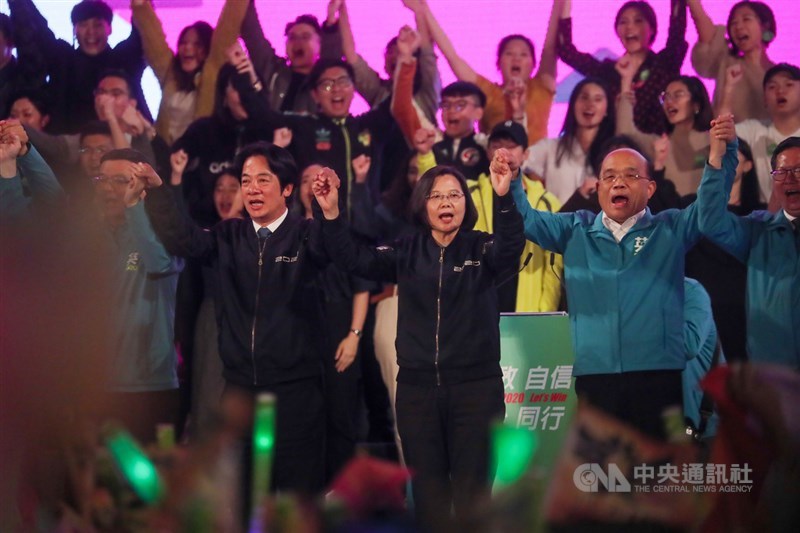 民進黨10日選前之夜在台北凱道舉辦造勢晚會,總統蔡英文(前右3)、黨副總統候選人賴清德(前右4)攜手催票,蔡總統表示,自己被稱為台灣隊長,如今隊長要指派任務,請大家11日一定要去投票。中央社記者吳家昇攝 109年1月10日