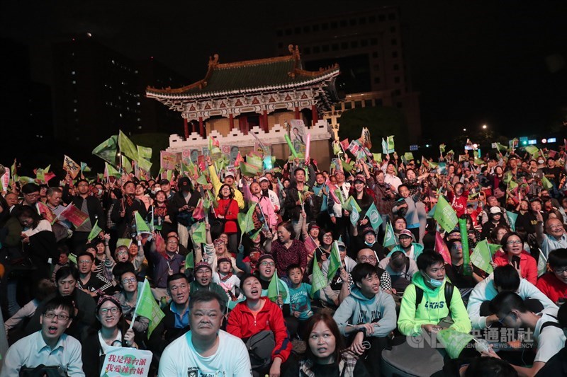 民進黨10日選前之夜在總統府前凱達格蘭大道舉辦「民主勝利之夜」造勢晚會,現場聚集老中青各世代支持者,一同為總統蔡英文加油打氣。中央社記者吳家昇攝 109年1月10日
