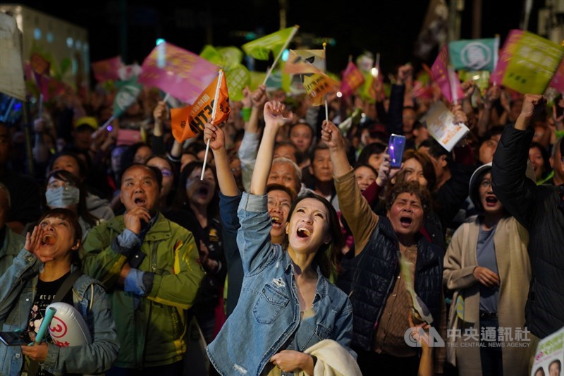 民進黨10日晚間在台北凱達格蘭大道舉辦「團結台灣民主勝利之夜」大型造勢活動,支持者們高喊「凍蒜」口號,營造勝選氣勢。中央社記者徐肇昌攝 109年1月10日