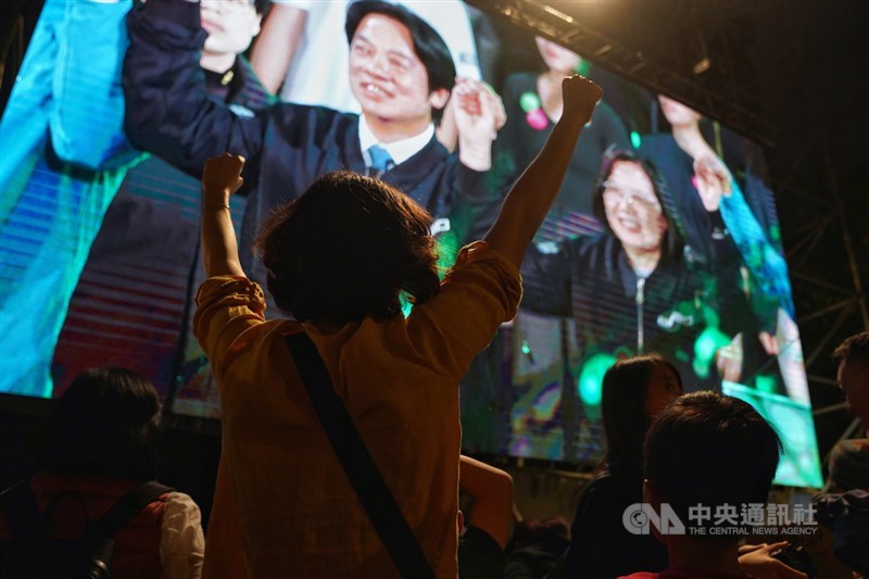 民進黨10日在台北凱達格蘭大道舉辦「團結台灣民主勝利之夜」造勢晚會,在後方看著大螢幕轉播的民眾,在總統蔡英文與民進黨副總統候選人賴清德出場時,興奮高喊。中央社記者徐肇昌攝 109年1月10日