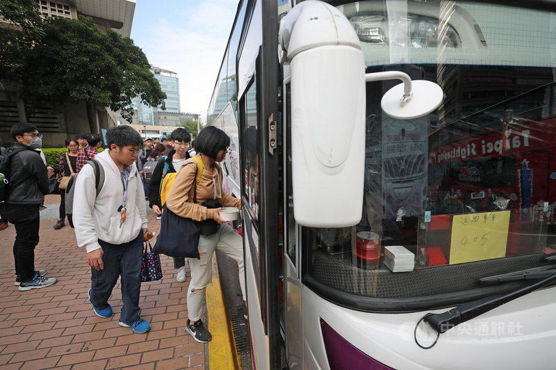 「回家以後-2020青年民主返鄉列車」計畫募資成功,讓學生能以較便宜的票價搭車返鄉,在2020大選中投下神聖一票,10日下午受惠青年學子在台北車站陸續上車,準備回家投票。中央社記者裴禛攝 109年1月10日