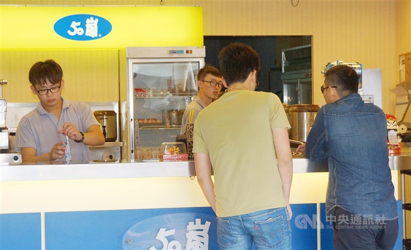 經濟部10日通過10家中小企業擴大投資台灣,其中包括手搖飲龍頭50嵐高屏總部新嵐企業加碼3億。(中央社檔案照片)