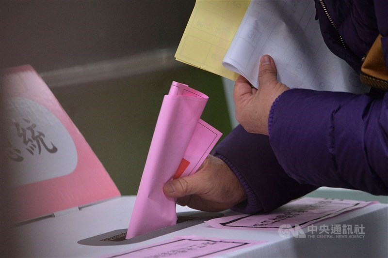 中選會說,依法從11日投票日當天零時起,民眾不得透過社群媒體或任何方式,為候選人或政黨助選及宣傳;違反者,將可處新台幣50萬以上、500萬元以下罰鍰。(示意圖/中央社檔案照片)